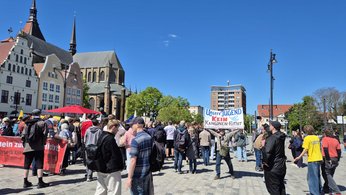 Jung und Alt vereint auf dem neuen Markt in Rostock.